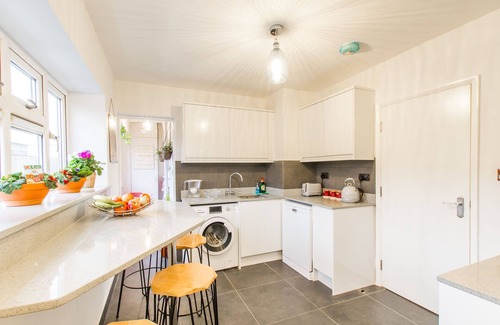 Noel Park Apartment | Beautiful Luxury London Flat - 3 minutes from Piccadilly line - sleeps 12