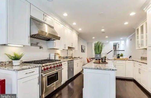 Upper Fells Point House | Beautiful Luxury waterfront Property,clean,Fully sterilized,Family oriented.