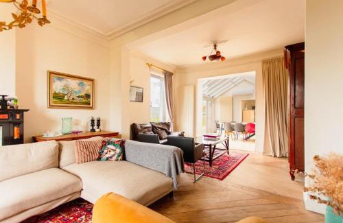 Bilzen Villa | Beautiful mansion with swimming pool and jacuzzi