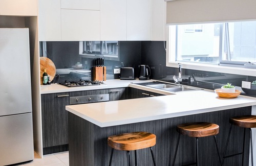 Safety Beach House | Beautiful Martha Cove home - 100m from water
