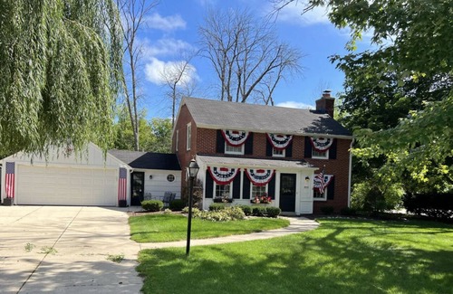 Fox Point House | Beautiful Milwaukee North Shore Home!- 15 minutes from downtown