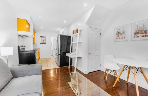 The Pocket House | Beautiful modern apartment in east Toronto. Cozy getaway for single or a group.