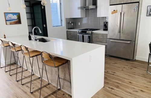 Melrose House | Beautiful Modern Like-New Smart Home in the Heart of Hollywood!