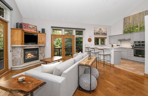 Vail House | Beautiful Mountain Home With Hot Tub on Free Bus Route
