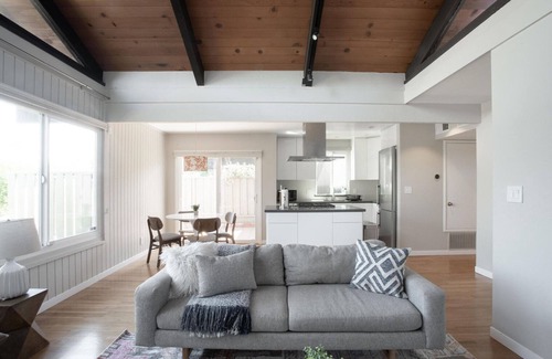 Mountain View House | Beautiful Mountain View 2BR w/A/C, nr Dining & Tech Hubs, by Blueground