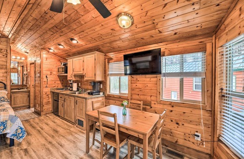 New Bern Apartment | Beautiful New Bern Studio Cabin w/Fire Pit!