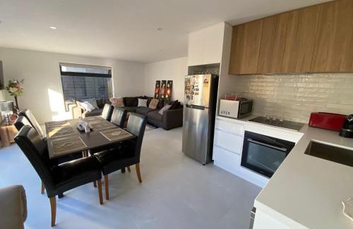 Safety Beach House | Beautiful New Holiday Place 5 Mins To Beach With Kitchen And Office Nook