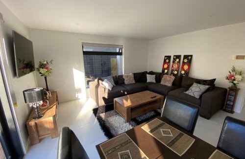 Safety Beach House | Beautiful New Holiday Place 5 Mins To Beach With Kitchen And Office Nook