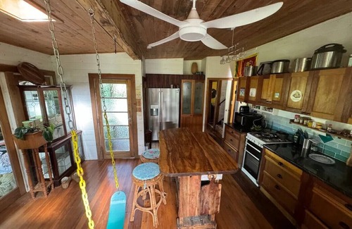 Lismore House | Beautiful old house by the river with balcony, massive yard, minutes to CBD