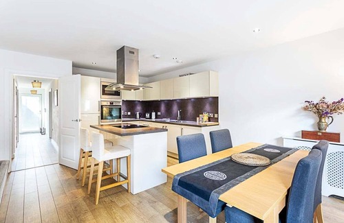 Ferndale Apartment | Beautiful Open Plan Garden Flat