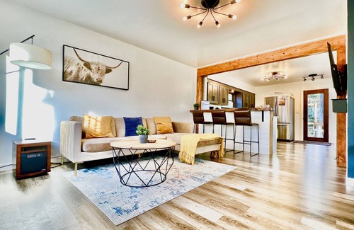 Riverview House | Beautiful Patio⭐️Modern Nook⭐️Long Stays🔥Full Kitchen