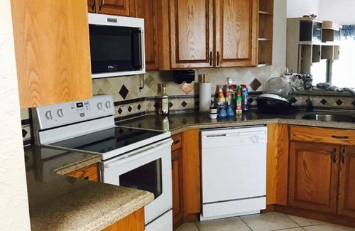 Pembroke Pines House | Beautiful Pembroke Pines Private Gated Golf Course 3/2 with garage & Utilities.