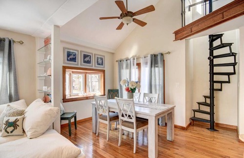 Portsmouth House | Beautiful Portsmouth Cottage By the Sea with Jacuzzi
