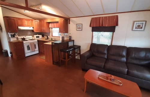 Sherkston Cottage | Beautiful privately-owned cottage in sherkston shore resort.