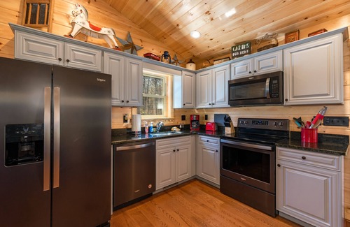 Luray Cabin | Beautiful Private Cabin, adjacent to the National Forest
