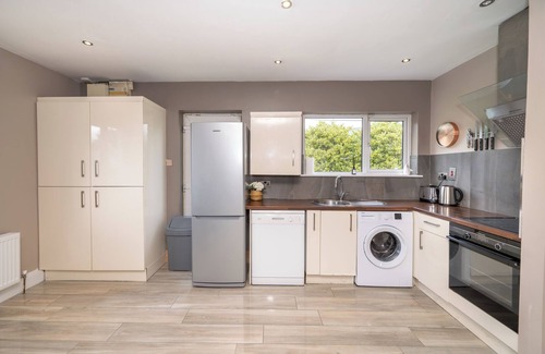Cork House | Beautiful Private House. 10 mins drive to City Centre & Blarney Castle.