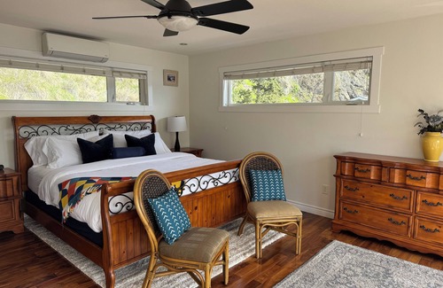 Central Okanagan House | Beautiful & Private Lakeside Space/Downtown/King Bed/2 Patios/BBQ &Dog-Friendly!