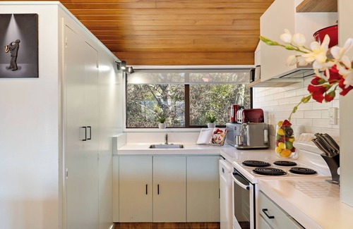 Fernhill House | BEAUTIFUL PRIVATE SPA LAKE VIEW CITY TOWNHOUSE