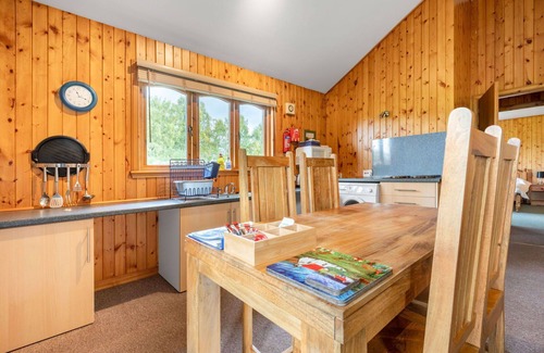 Glen Urquhart House | Beautiful private villa for 4 guests with WIFI, TV, pets allowed and parking