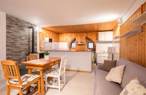 Armeno House | Beautiful private villa for 4 people with WIFI, TV, patio, pets allowed and parking