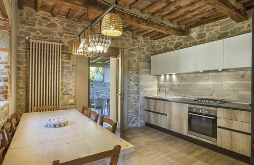 Pescia Villa | Beautiful private villa with private pool, hot tub, WIFI, TV, patio, pets allowed and parking