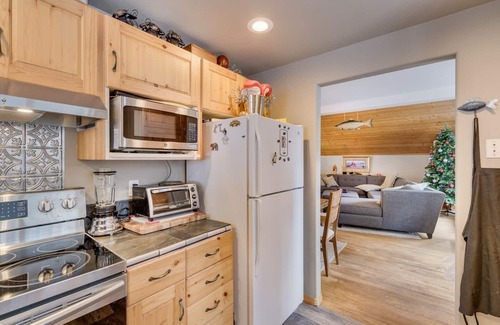 Leavenworth Cabin | Beautiful property, sleeps 8 -hot tub (read promo below)*