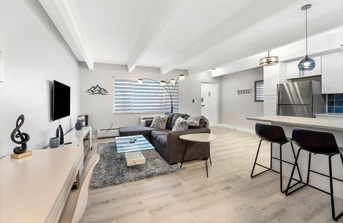Englewood Condo | Beautiful remodeled 1-bedroom condo in Littleton/Englewood with Pool