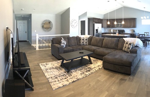 Washburn House | Beautiful retreat for multi-family fun - 1 mile from Lost Island Amusement Park!