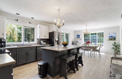 Sicamous House | Beautiful Retreat on the banks of the Eagle River