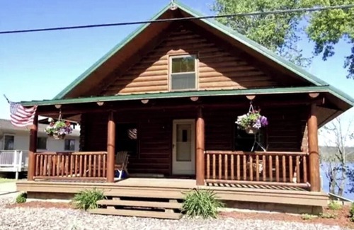 Prairie Du Chien Cabin | Beautiful riverfront log cabin home in Prairie du Chien