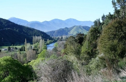 Woodstock Cottage | Beautiful river and mountain view farm cottage
