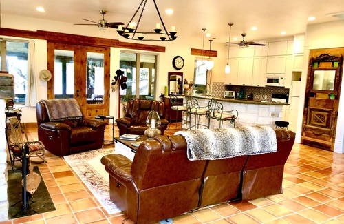 Pedernales Bend House | Beautiful River House-King Bed-Spacious Patio and Hot tub overlooking Lake