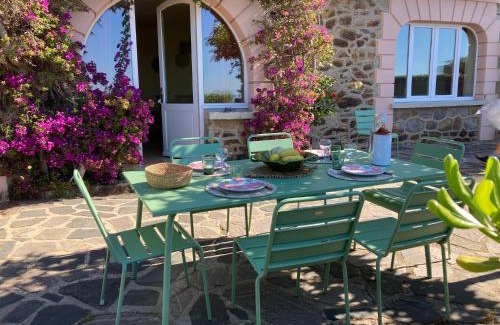 Le Rayol Apartment | Beautiful sea view, AC, garden, beach minutes away by foot!