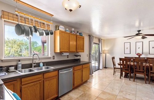 Casas Adobes House | Beautiful Santa Fe Home, Golfer's & Hiker's paradise, 20 minute drive from UofA.