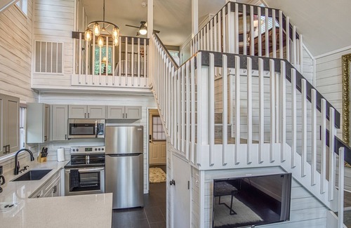 Hot Springs Cabin | Beautiful Shabby-Chic Cabin Downtown Hot Springs