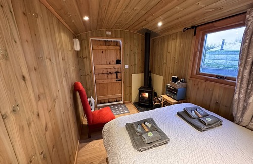 Chackmore House | Beautiful Shepherds Hut, with private garden
