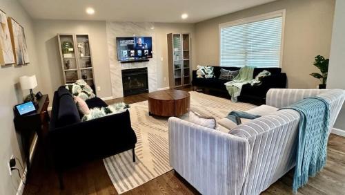 Holbrook House | Beautiful South shore Hidden Gem next to Train Station Boston Louisiana Grill