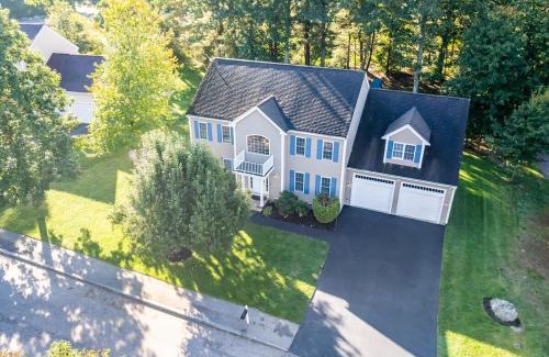 Holbrook House | Beautiful South shore Hidden Gem next to Train Station Boston Louisiana Grill