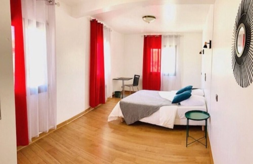 Pont-Saint-Esprit Bed & Breakfast | Beautiful spacious room and bar restaurant