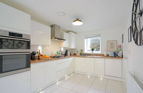 Milton Keynes House | Beautiful & Spacious Home - Sleeps 10