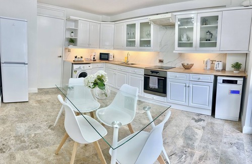 Hammersmith and Fulham House | Beautiful & Spacious 3 Bedrooms Flat with Free Parking & View