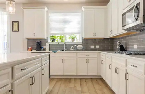 Buford House | Beautiful & spacious 5 Bed, 4 bath home. Perfect for the holidays!