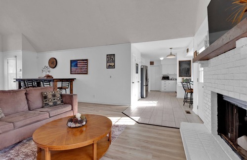 Antioch House | Beautiful, Spacious, and Delightful Abode Ideal for Large Groups!