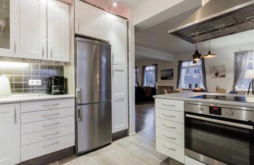 City Center Apartment | Beautiful, spacious apartment & central location - no car needed