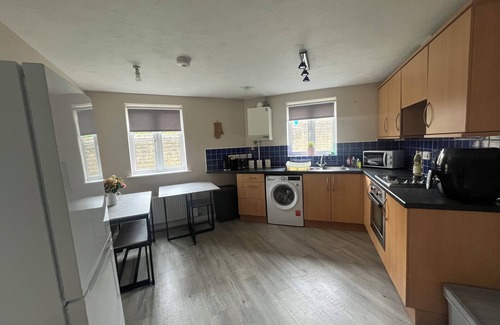 Bingley House | Beautiful & Spacious 2 Bed House, Sleeps 5: Easy access to Leeds & Bradford