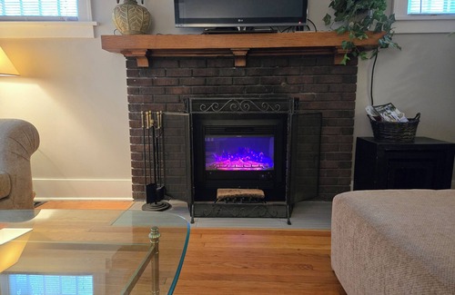 Midtown House | Beautiful Spacious Home - Near Charles Schwab Field- CWS, CHI Arena, Downtown nn