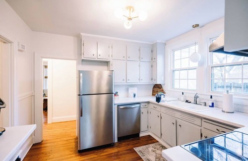 Martinsville House | Beautiful Spacious 4 BR Retreat in Uptown with Fire Pit & Porch