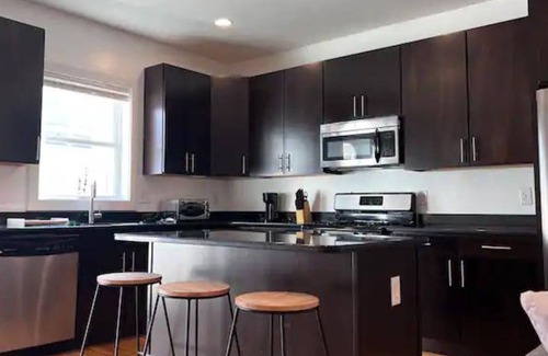 West Poplar House | Beautiful spacious 8 bed 5.5 bath near Center Cityn
