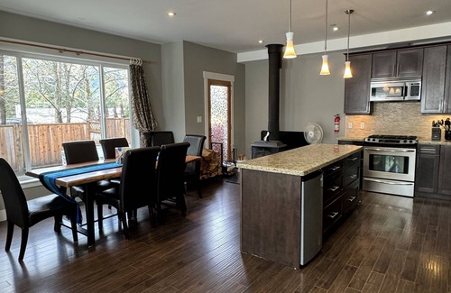 Brackendale House | Beautiful Squamish Pet Friendly home