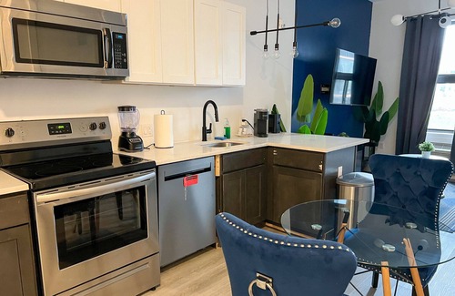 Elizabeth Apartment | Beautiful Studio Near Airport 7636